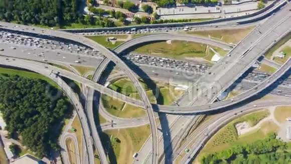 夏季道路交叉口和汽车交通天桥空中自上而下的视野视频的预览图