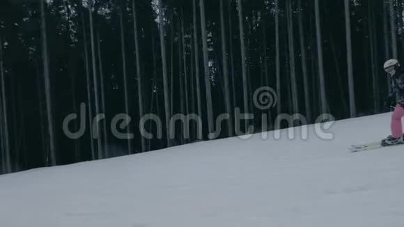 冬天在斯洛文尼亚的喀尔巴阡山滑雪场里一个快乐的滑雪者在下面移动视频的预览图