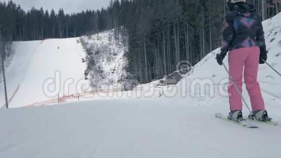 在斯洛文尼亚的喀尔巴阡山女游客用棍棒推脱滑雪视频的预览图