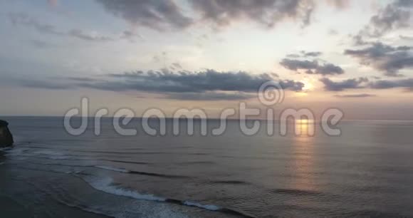 日落时美丽的海洋水中倒影五彩缤纷的天空4k视频的预览图