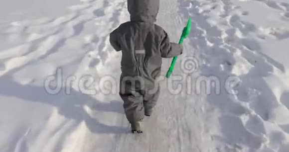 小宝宝在冬天沿着马路跑步视频的预览图