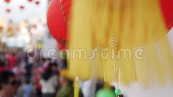 春节期间红灯笼在人群背景上特写春节或农历新年视频的预览图