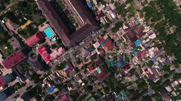 空中录像无人机盘旋在一个大型度假小镇上城市度假小镇阿那帕私人家庭2019视频的预览图