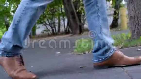 关闭一个男鞋行走在街道上公园慢动作快关门视频的预览图