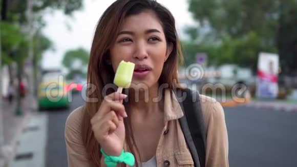 街头有冰淇淋和电话的快乐少数民族妇女视频的预览图