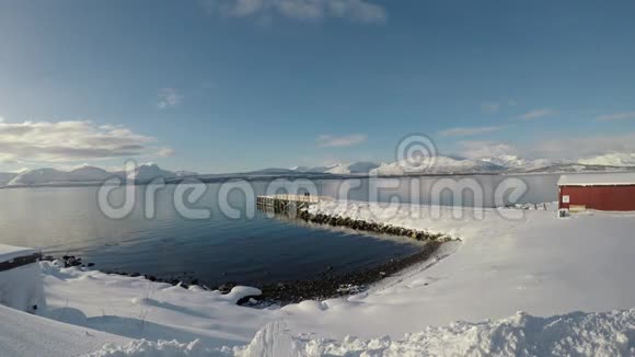 深开峡湾景观与强大的雪山背景视频的预览图