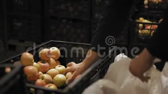 男子Buys苹果在水果基地视频的预览图