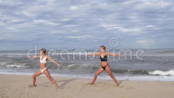 年轻女性在海滩上慢动作练习瑜伽视频的预览图