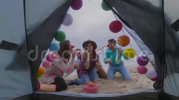 年轻的时髦朋友在海滩上举行生日惊喜派对视频的预览图