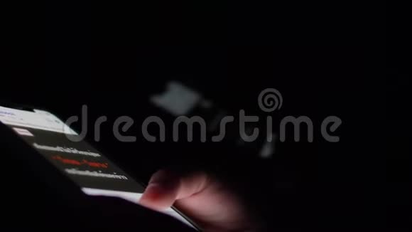 一个女人手在家里使用和滑动触摸屏智能手机视频的预览图