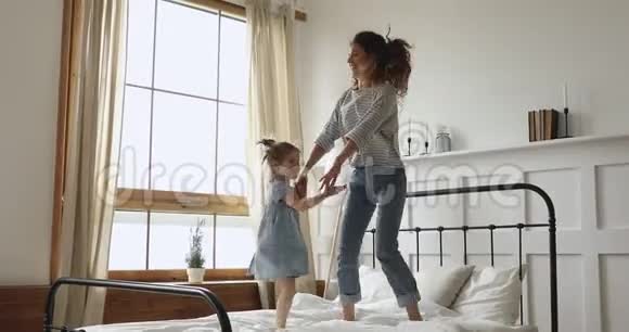 幸福的家庭可爱的女儿和妈妈跳床视频的预览图