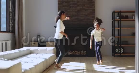有趣的活跃的非洲妈妈和孩子女儿跳在一起跳舞视频的预览图