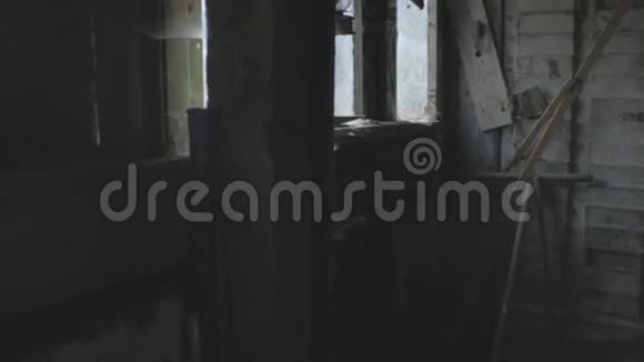 在一个被遗弃的棚子里的可怕的角落视频的预览图