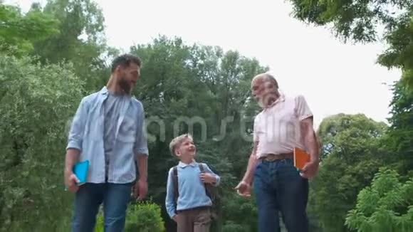 家庭世代概念父亲儿子和爷爷在户外在大自然中享受他们在一起的美好时光所有的一切视频的预览图