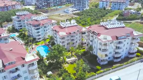 鸟瞰美丽的酒店与游泳池土耳其剪辑海滨度假胜地和地中海小镇视频的预览图