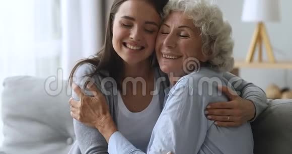 幸福的两代女性家庭拥抱在一起视频的预览图