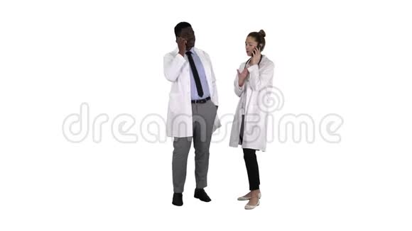 女性和男性医生使用手机打电话在白色背景下告诉快乐的消息视频的预览图