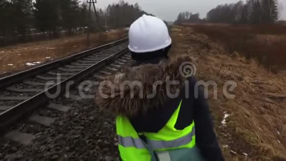 女铁路员工巡视铁路状况视频的预览图