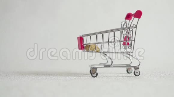 超市里装满花生坚果的购物车花生掉进超市手推车里视频的预览图