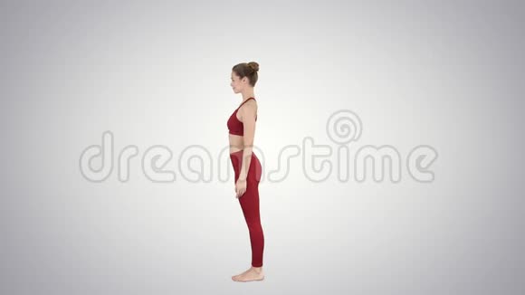 图拉丹达萨纳或平衡棍球是一种高级瑜伽姿势由美丽的瑜伽女人在梯度背景视频的预览图