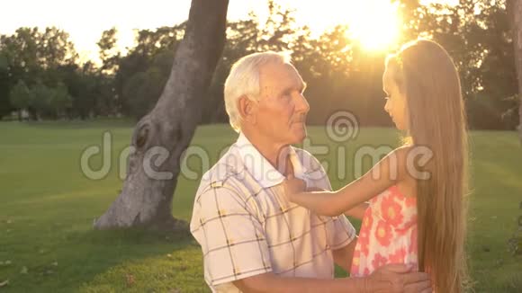 爷爷和小女孩在户外聊天视频的预览图