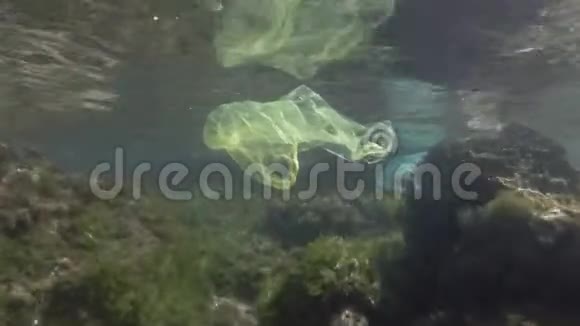 塑料污染沿海地区黄色透明塑料袋在一个美丽的珊瑚礁上丢弃的塑料袋视频的预览图