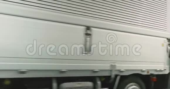 从乘客窗口观看一辆汽车在日本高速公路上行驶的卡车道路运输被超越视频的预览图