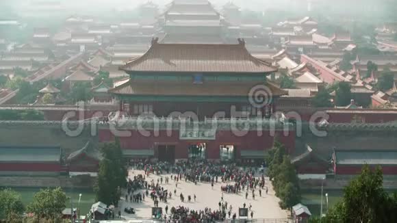 北京上空可见的烟雾和试图游览紫禁城的游客视频的预览图