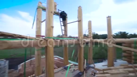 在农村从事木墙施工的男性建筑工人剪辑尚未完工的木匠视频的预览图
