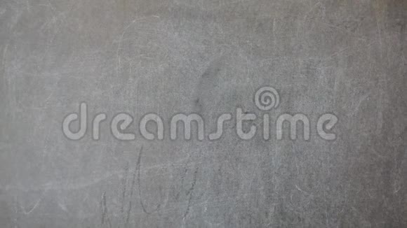 用粉笔在黑板上画画字母表的第一个字母视频的预览图
