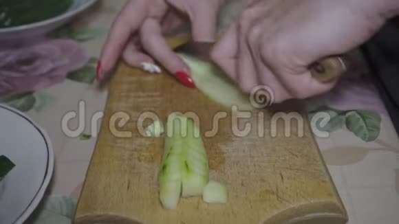 新鲜的绿色切片与刀加入沙拉与蟹棒特写视频的预览图