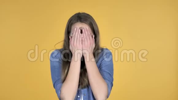捉迷藏微笑的漂亮女人用手掩面视频的预览图
