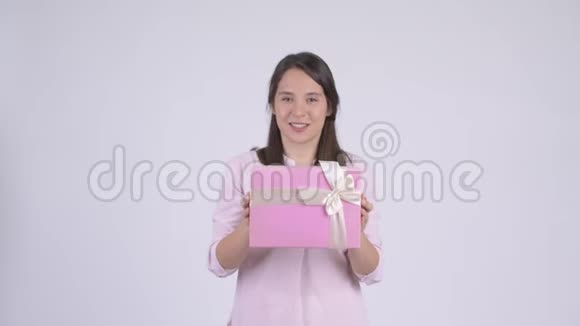 年轻快乐的多民族女商人送礼盒视频的预览图