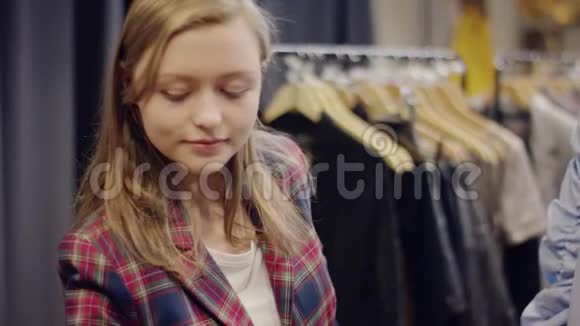 两个女朋友在一家服装店寻找新事物其中一个试戴耳环视频的预览图