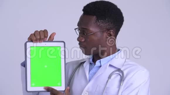 年轻快乐的非洲男子医生展示数码平板电脑视频的预览图