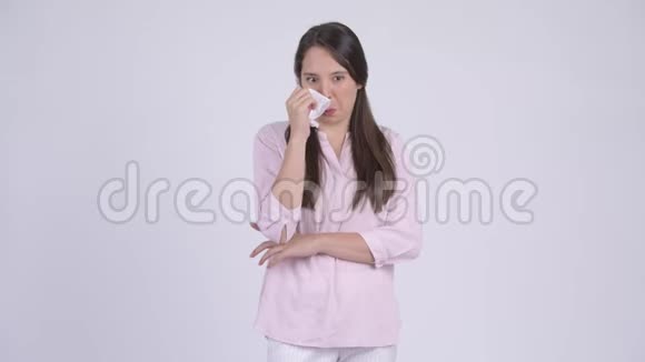 年轻悲伤的多民族女商人哭着用纸巾视频的预览图