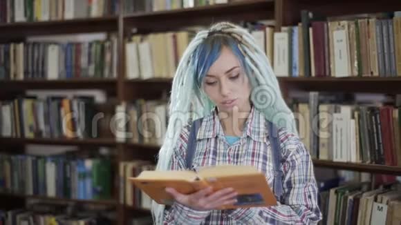 漂亮的时髦女人在大学图书馆的闲暇时间选择读书视频的预览图