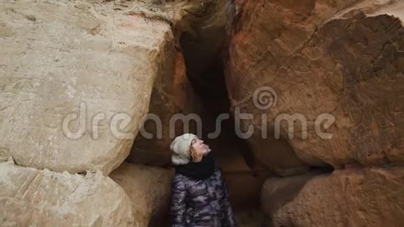 好奇的年轻女考古学家探索一个沙洞韦泽姆朱克林蒂斯拉脱维亚2019年4月13日视频的预览图