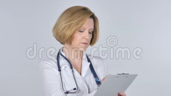 医生忙于书写治疗白色背景视频的预览图