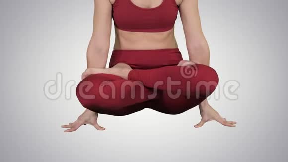 运动迷人的女人练习瑜伽站在鳞片运动托拉萨纳姿势梯度背景视频的预览图