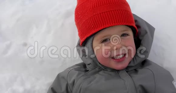 可爱的宝宝白雪背景微笑视频的预览图