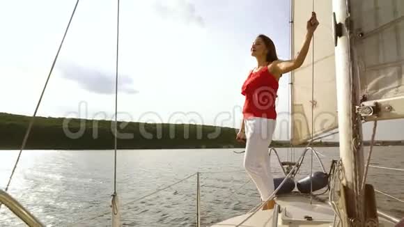 穿着夏装的女人站在帆船上视频的预览图