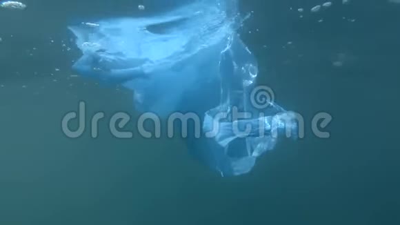 塑料污染丢弃的蓝色塑料袋漂流在水下的蓝色水面水下射击视频的预览图