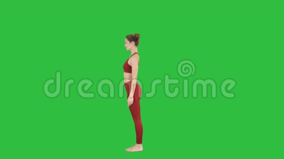 Tuladandasana或平衡棒状泡糖是一种高级瑜伽姿势由美丽的瑜伽女性在绿色屏幕上制作Chroma视频的预览图