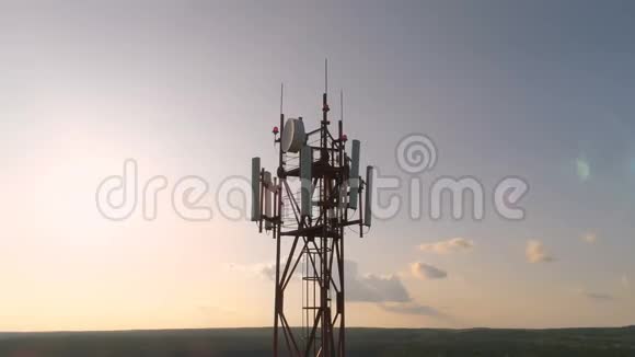 蜂窝电信塔周围的鸟瞰图视频的预览图