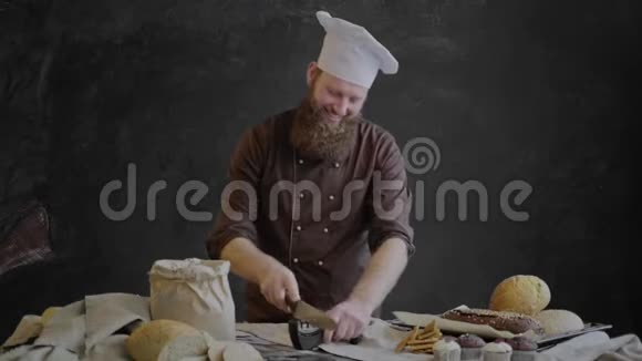 厨师磨刀检查锋利度视频的预览图