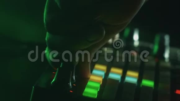 Dj使用MIDI控制器在Techno党播放音乐视频的预览图