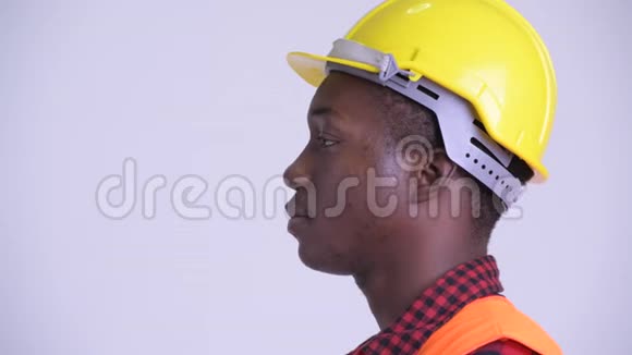 近距离观看快乐的非洲男子建筑工人微笑视频的预览图