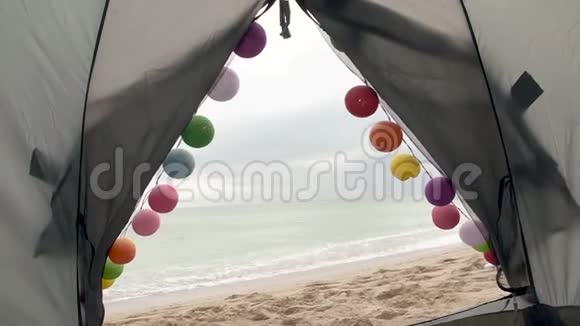 朋友们在海滩上举行一个惊喜的生日聚会视频的预览图