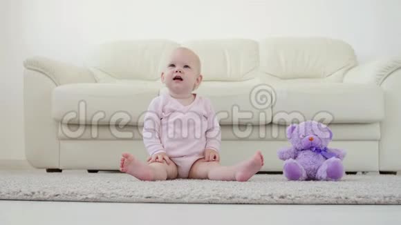 童年孩子和婴儿的概念在家里爬着有趣的女婴视频的预览图